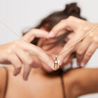 Charm  ba&ntilde;ado en oro 18k con palabra love